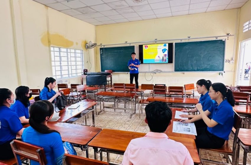  Hội LHTN huyện ra mắt CLB Đọc sách tại thị trấn Tân Quới