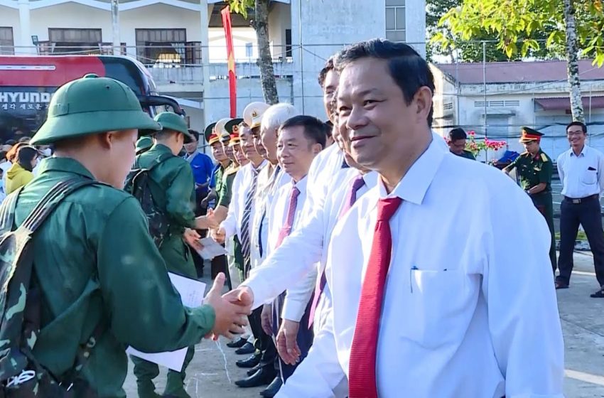  Huyện Đoàn Bình Tân tặng quà cho tân binh lên đường bảo vệ Tổ quốc năm 2023