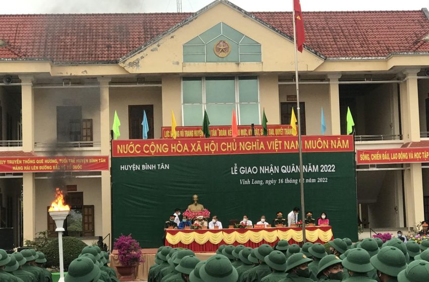  Huyện Đoàn Bình Tân tặng quà cho tân binh lên đường bảo vệ Tổ quốc năm 2022