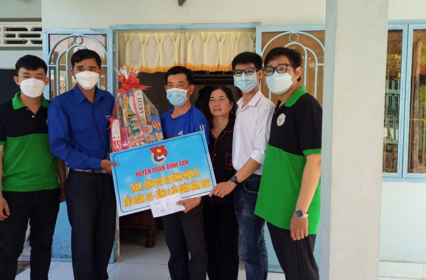  Huyện Đoàn Bình Tân thăm thân nhân gia đình biển đảo
